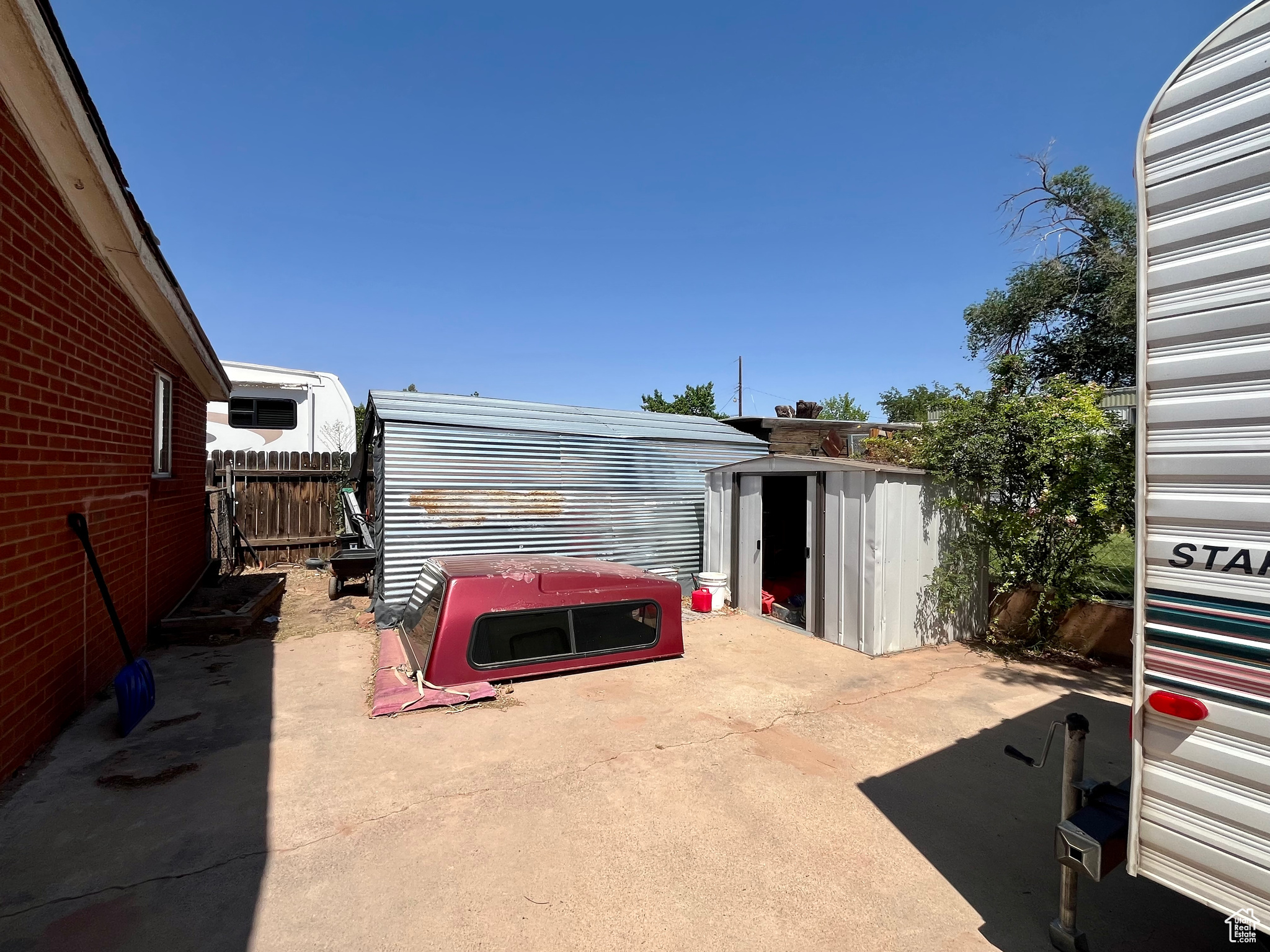 Main image without alt text