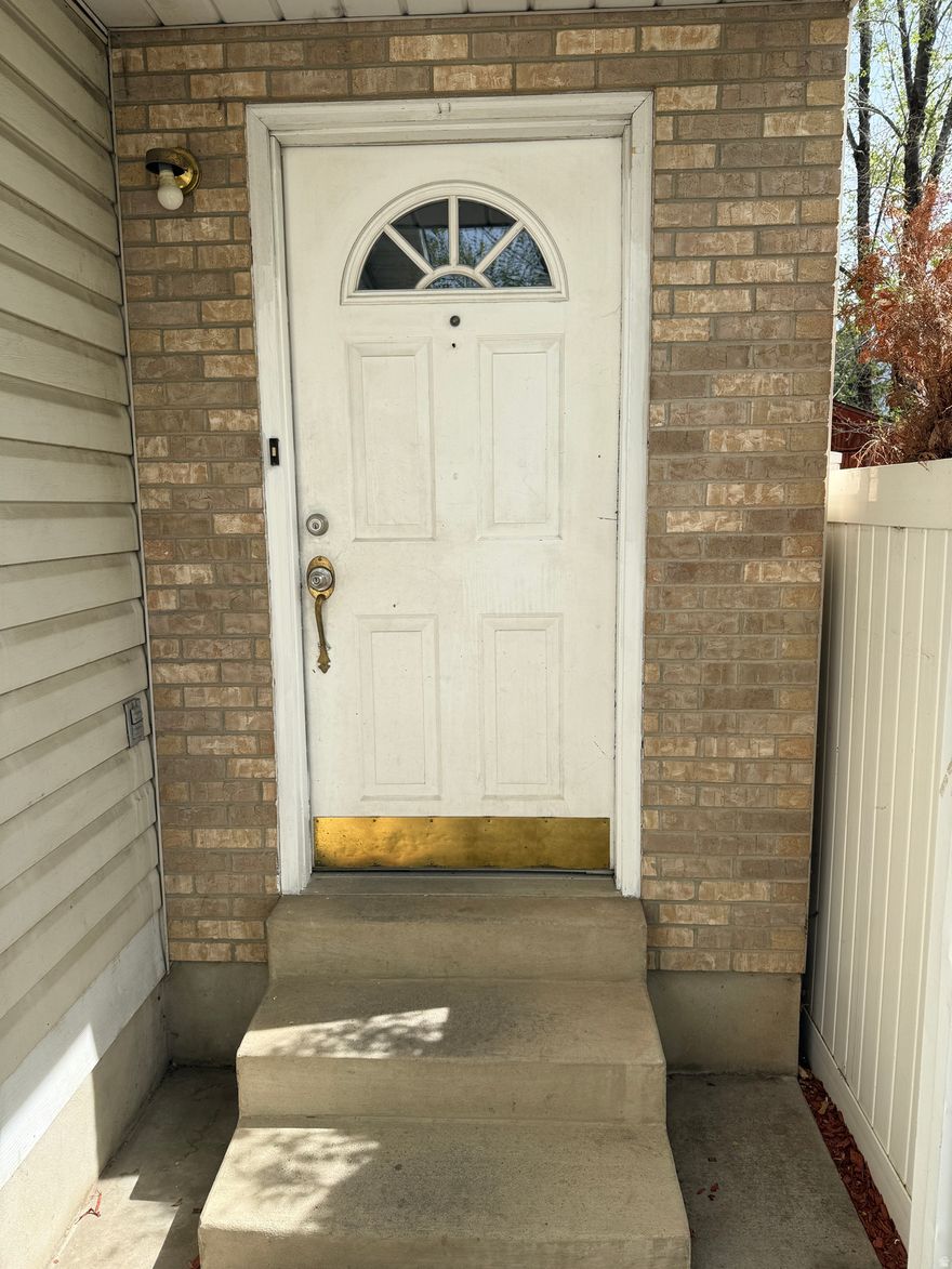 Fantastic location in the center of Orem on a quiet cul-de-sac close to UVU. New flooring, paint, appliances. End unit with privacy. A must see.