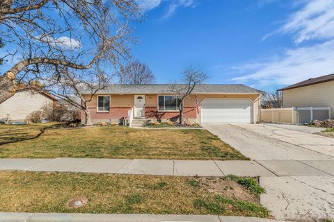 Photo of 12433 S HARVEST AVE W, Riverton, UT 84065 (MLS # 2139930)