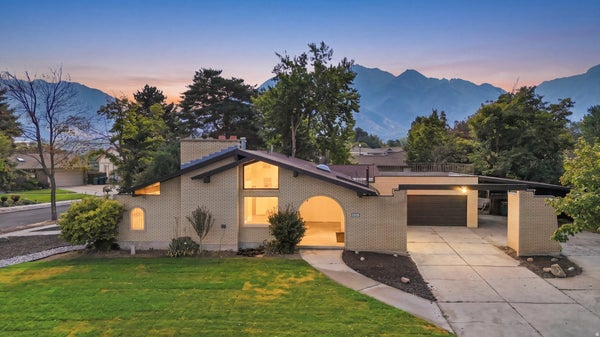 8261 S MAIO DR, SANDY, UT 84093 - Image 0787b8df5b965db8a596c5a4c01b892e/2803994979