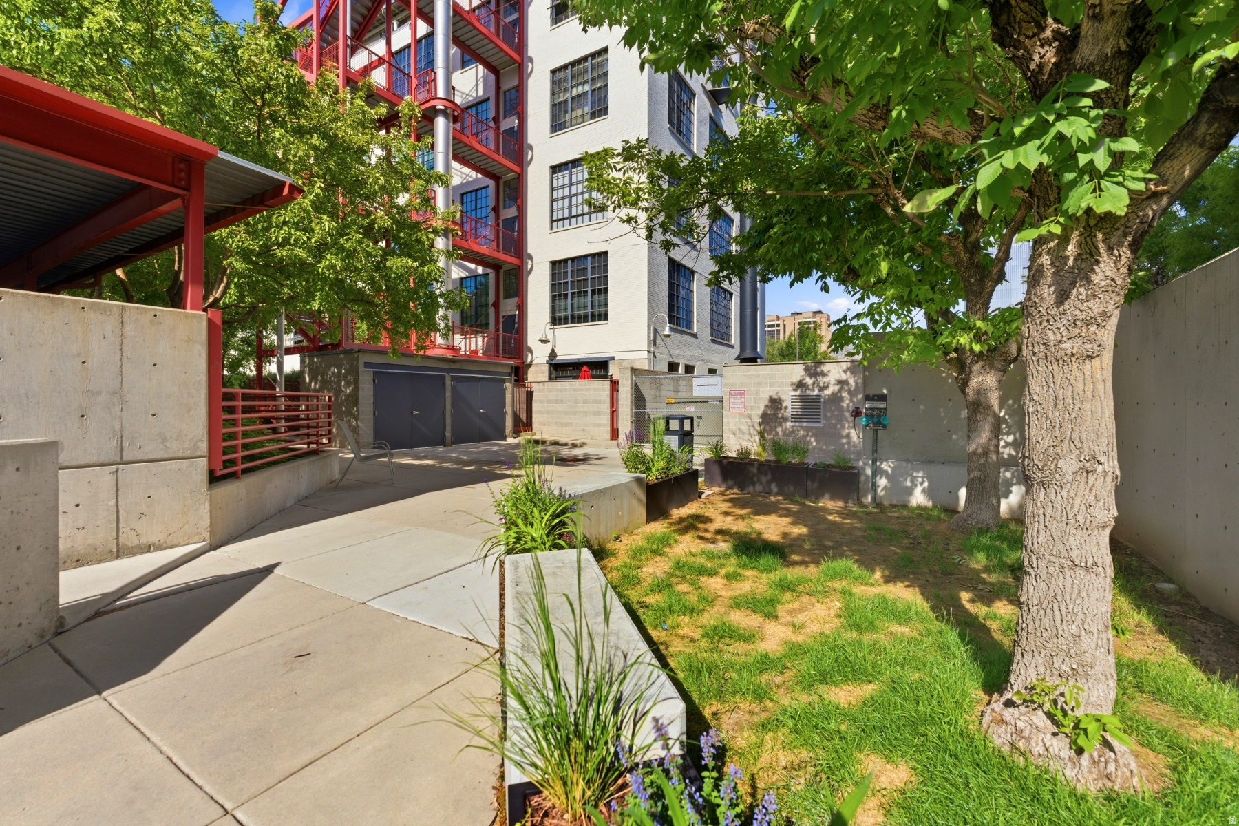 BROADWAY LOFTS - Residential