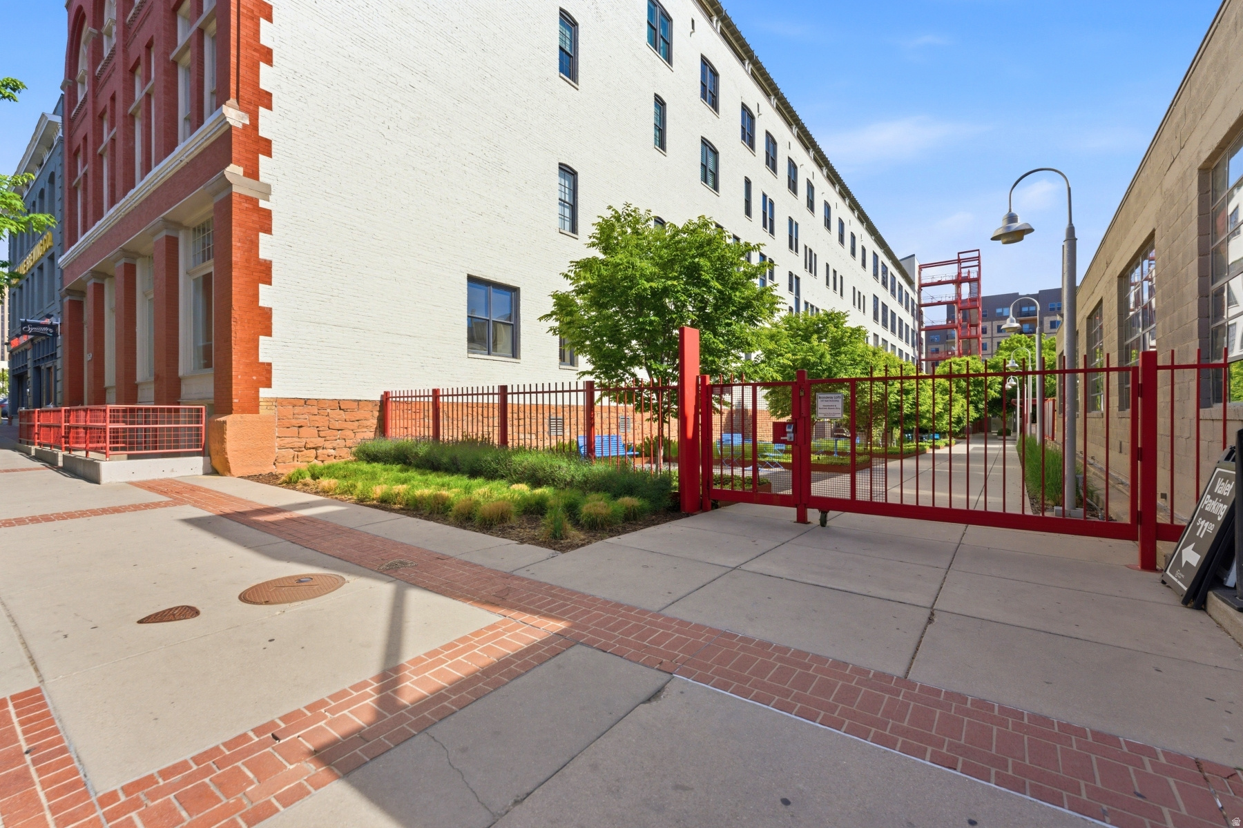 BROADWAY LOFTS - Residential