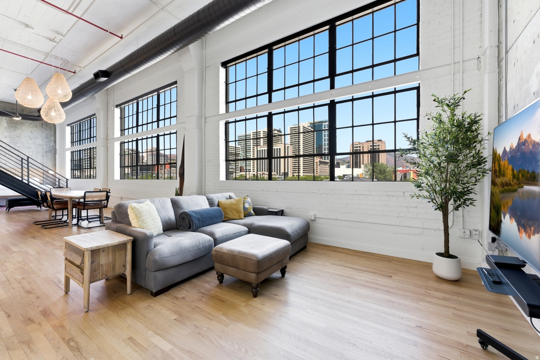 BROADWAY LOFTS - Residential