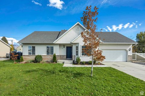 Photo of 911 S CHAPPEL LOOP, Lehi, UT 84043 (MLS # 2118008)