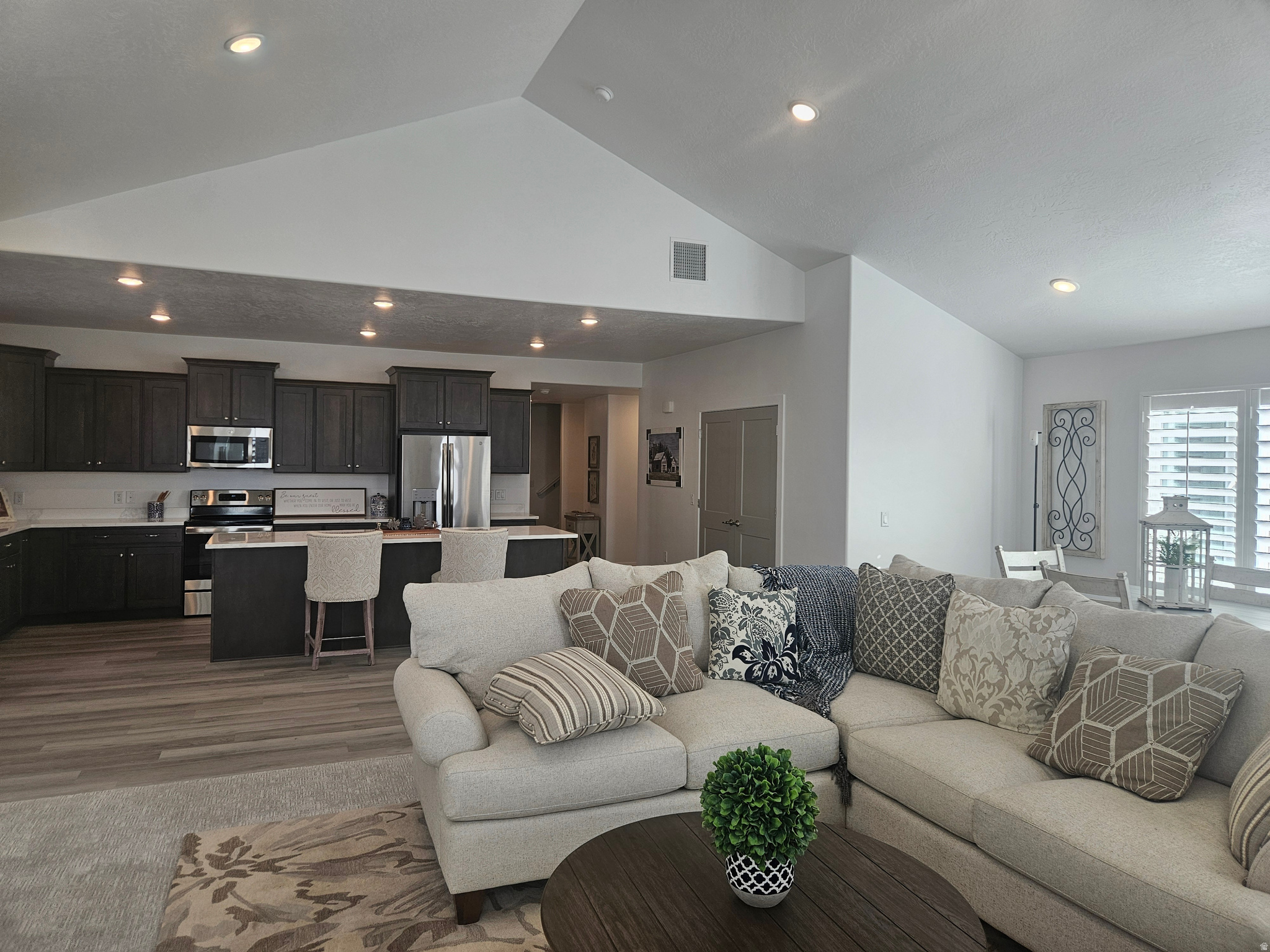 COUNTRY VIEW VILLAS - Residential