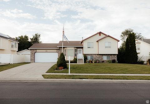 Photo of 1636 W PLUM CREEK DR, West Jordan, UT 84088 (MLS # 2103045)