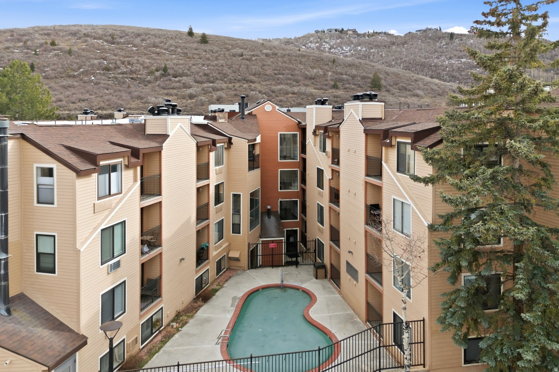 CARRIAGE HOUSE CONDOMINIUMS - Residential