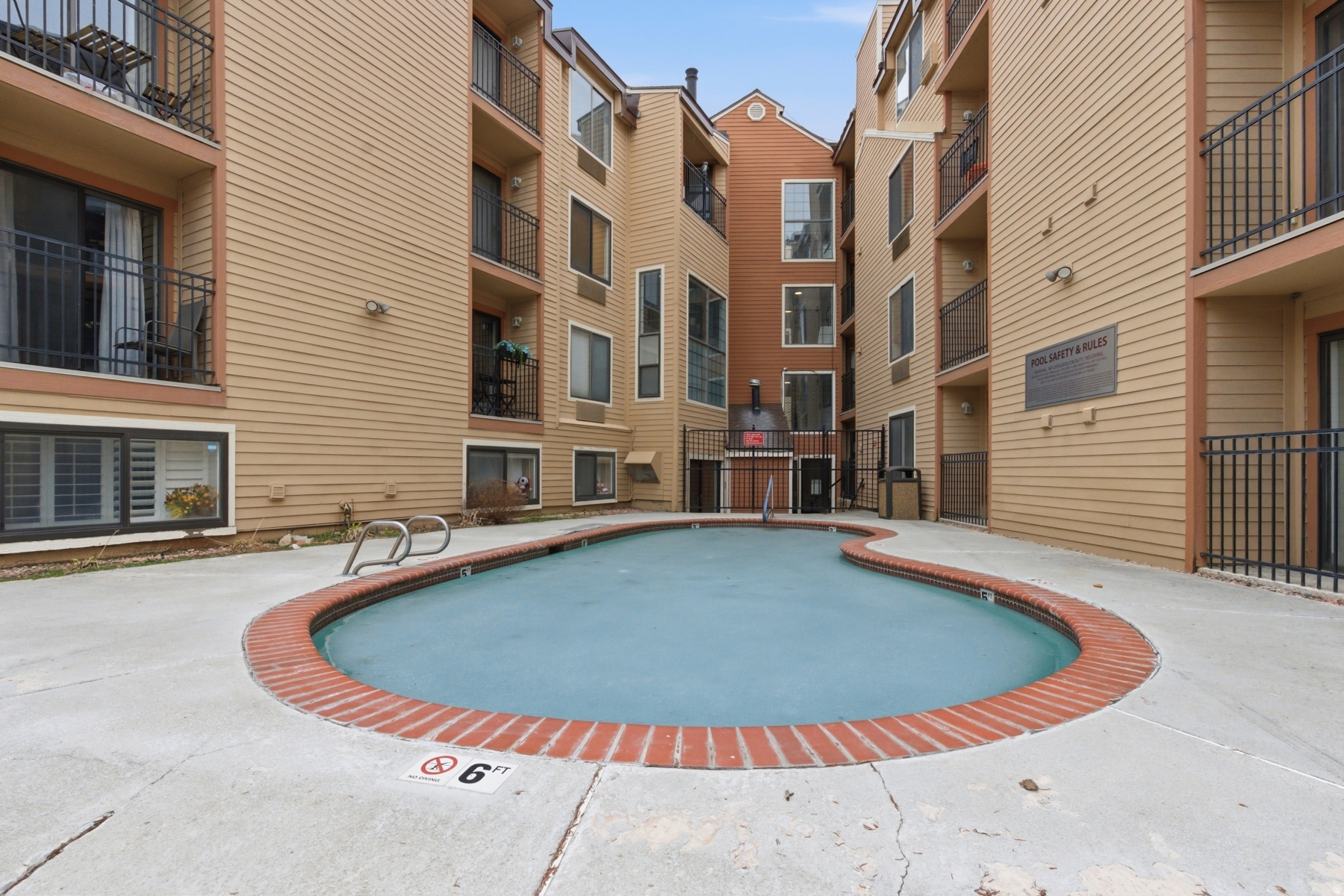 CARRIAGE HOUSE CONDOMINIUMS - Residential