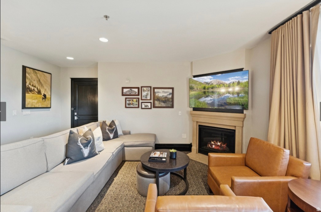DAKOTA MOUNTAIN LODGE - Residential