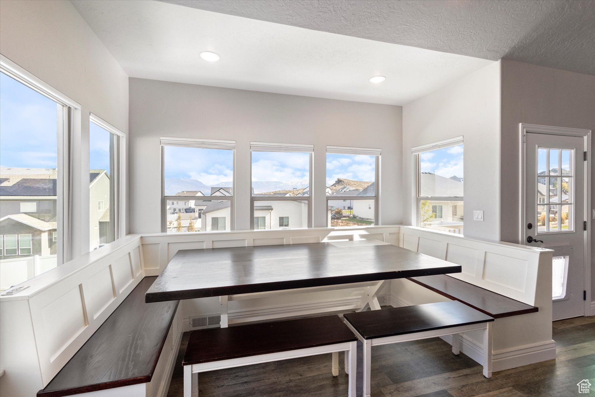 THE BENCHES - Residential