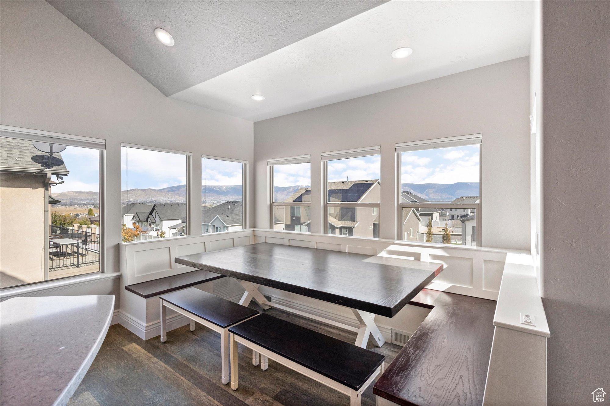 THE BENCHES - Residential