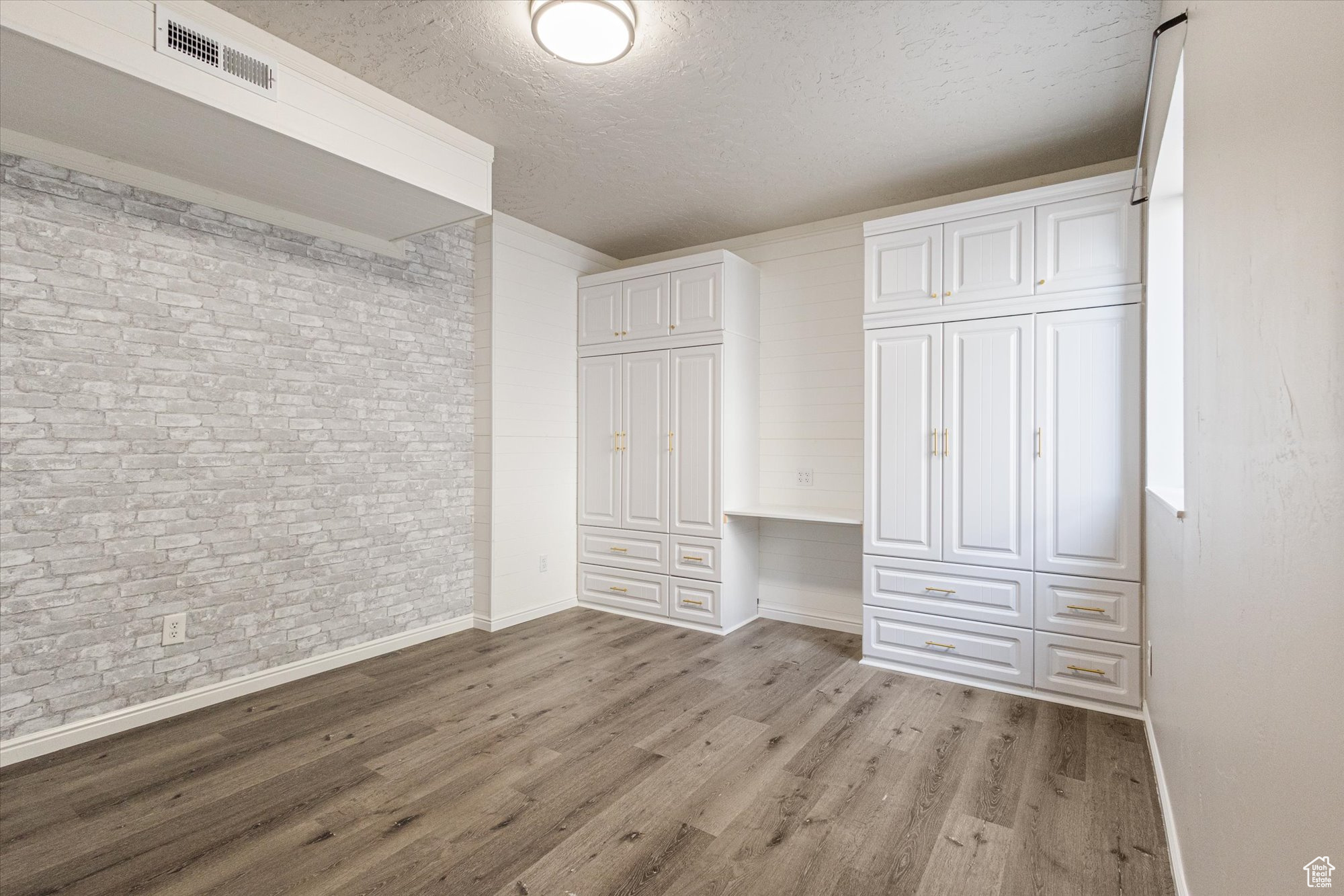 THE BENCHES - Residential