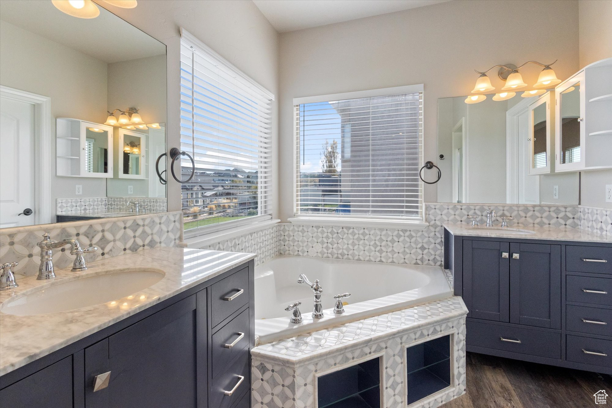 THE BENCHES - Residential