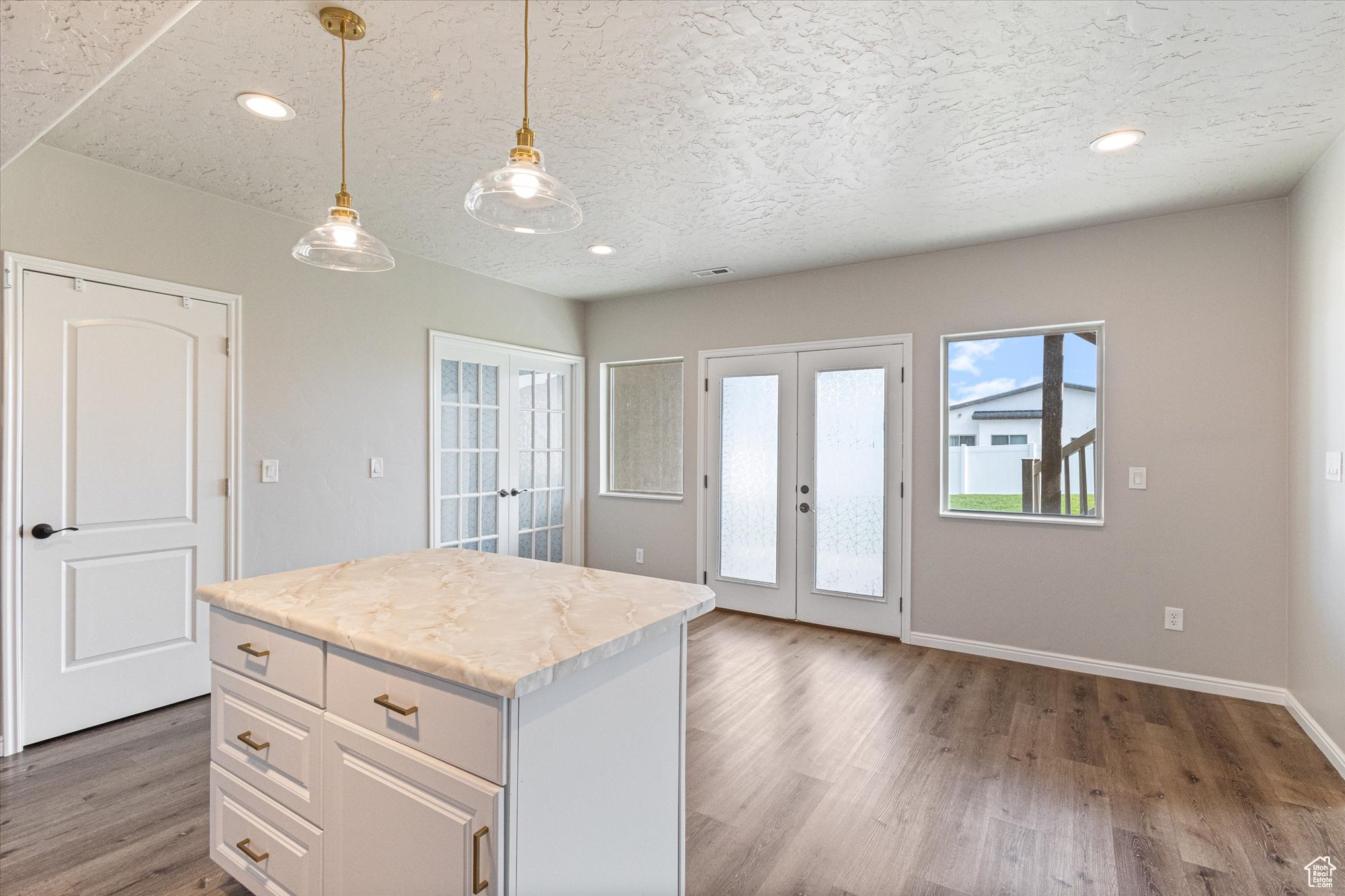 THE BENCHES - Residential