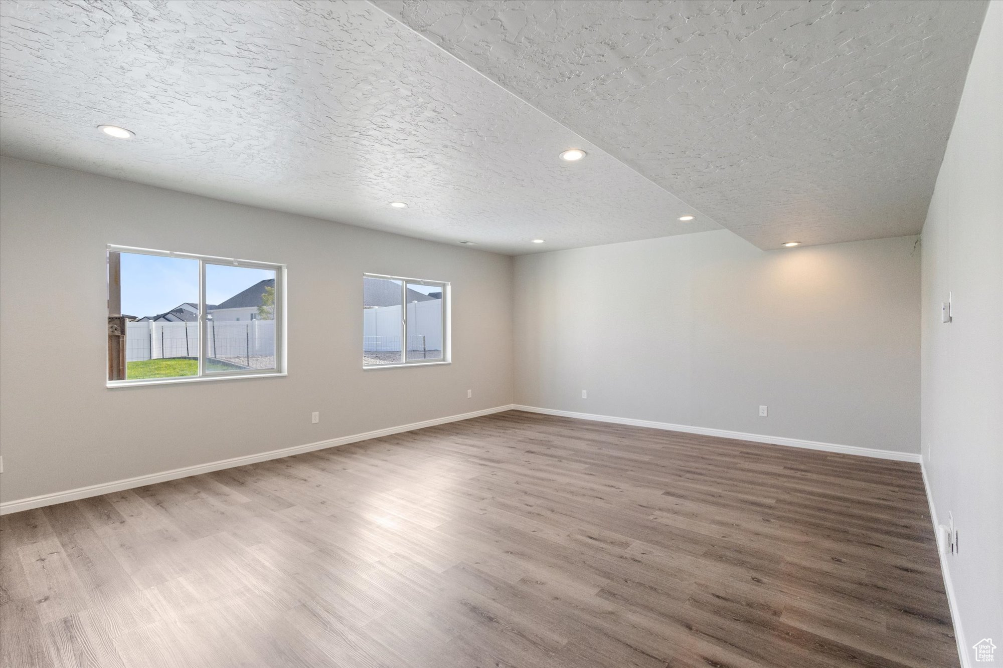 THE BENCHES - Residential