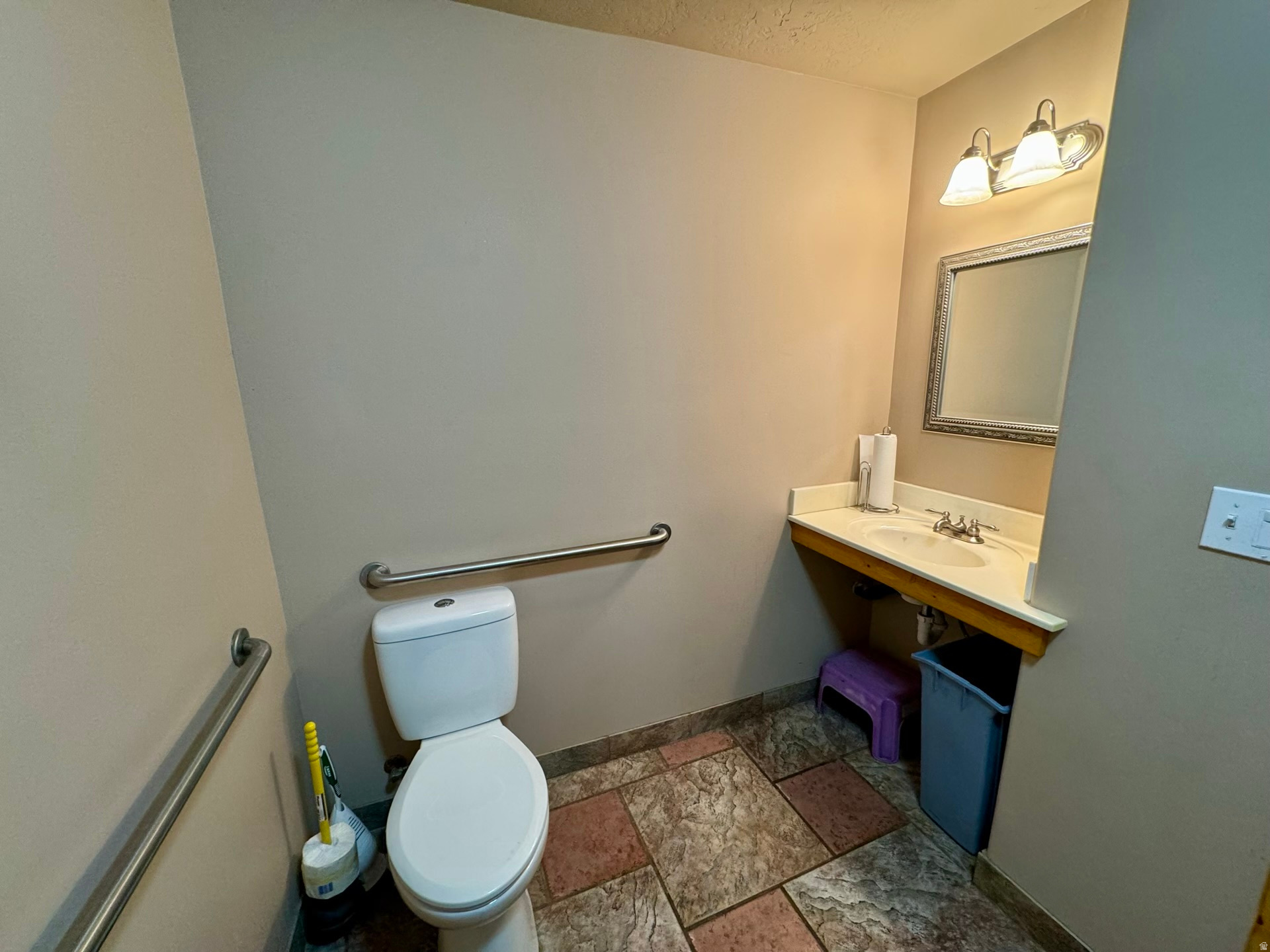 Main image without alt text