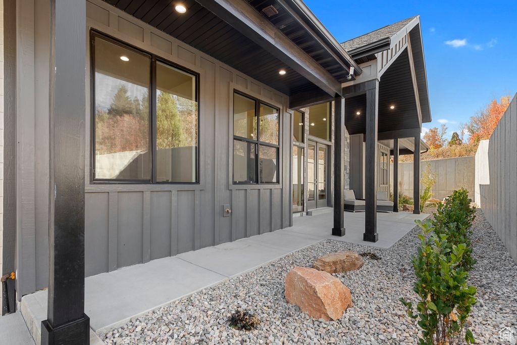 Photo of 984 S CROSSED ARROWS CIR, Garden City, UT 84028 (MLS # 2019828)