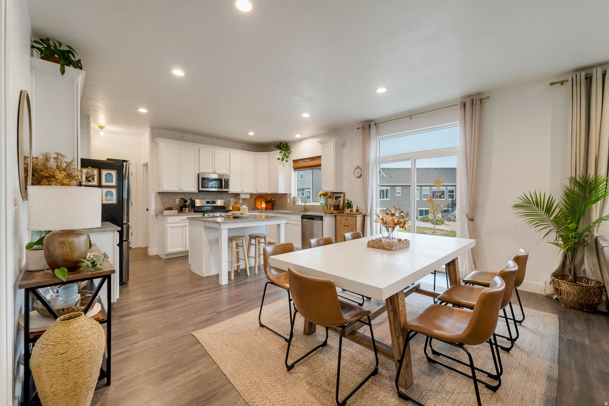 LAKESIDE - Residential