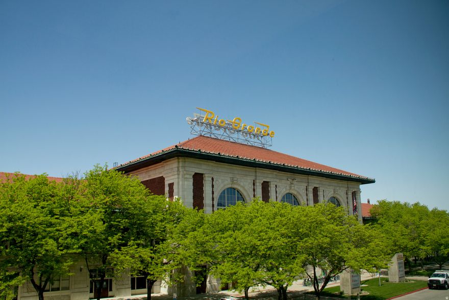 3,117 to 5,839 RSF Available  4/1,000 free on-site parking in secured parking structure  Quick walk to The Gateway, green space and myriad other retail amenities  4 minutes to I-15 and 10 minutes to SLC International Airport  Less than half a mile from UTA TRAX Planetarium Station and Frontrunner Salt Lake Central Station