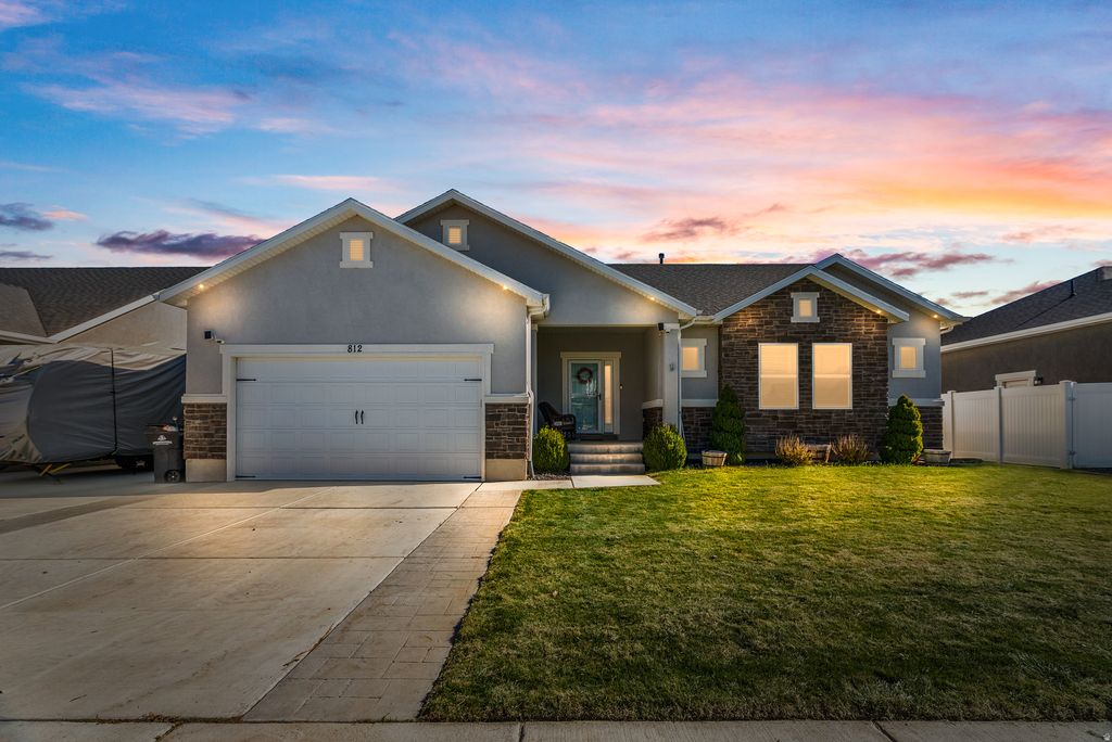 Photo of 812 N SPRING LN, Spanish Fork, UT 84660 (MLS # 2127764)