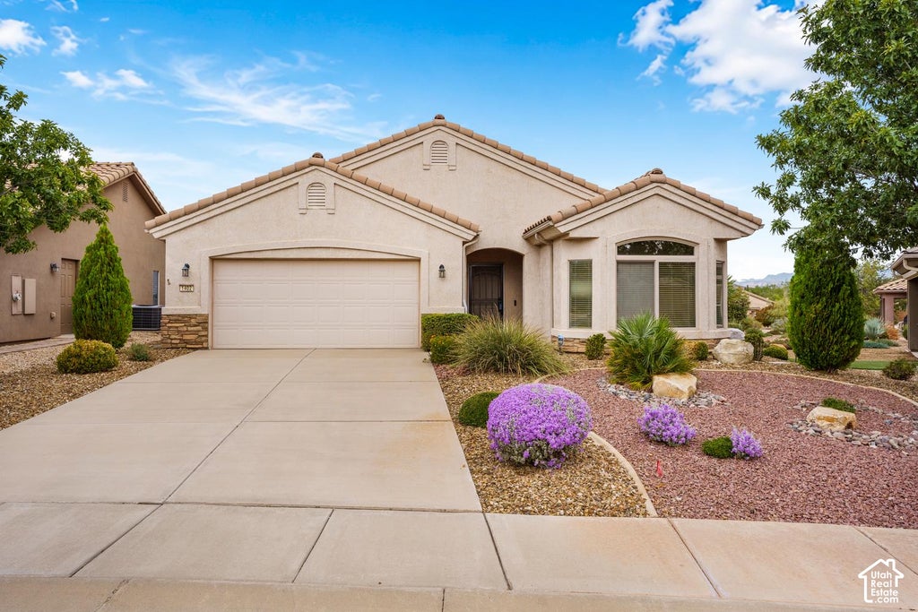 Photo of 1402 W GRAYSON DR, Saint George, UT 84790 (MLS # 2192536)