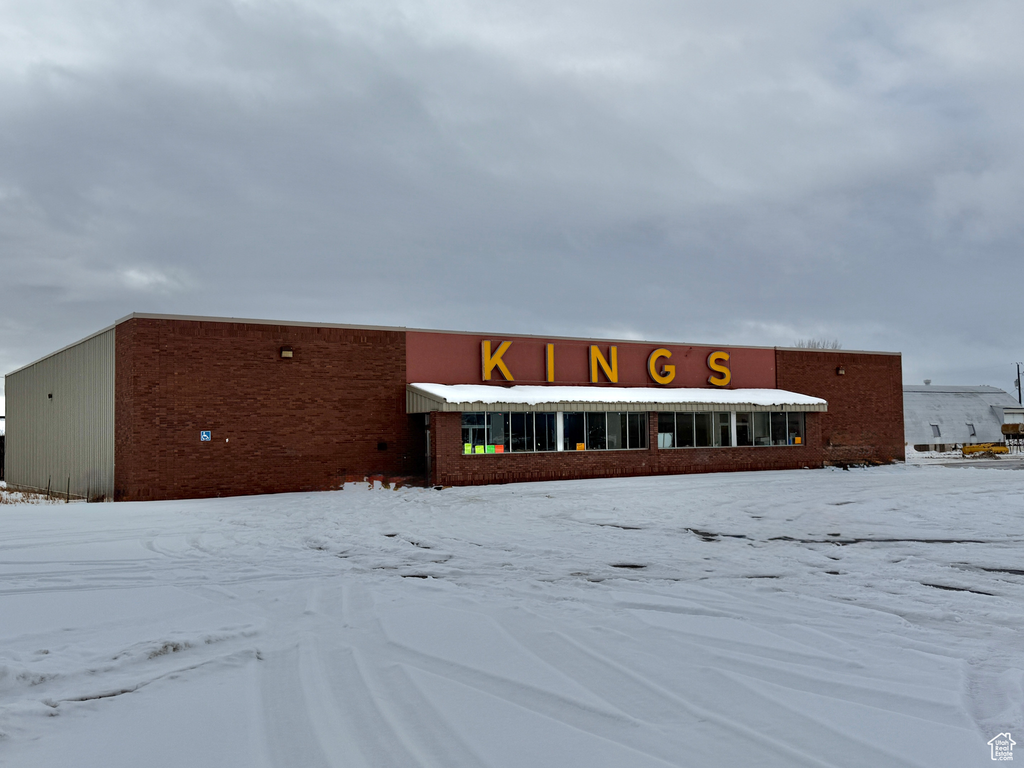 Large retial building in the heart of Montplier!  Zions bank is building a new building on the corner.  It has a full basement with full fire sprinklers, and full air conditining.  Willing to sell or lease or do a lease to own.