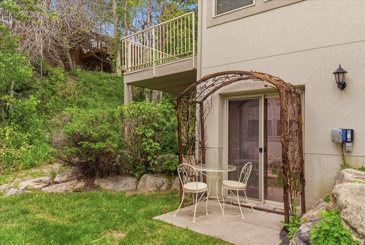 COUNTRY OAKS - Residential