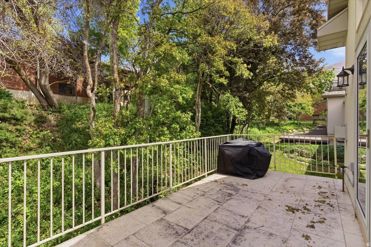 COUNTRY OAKS - Residential