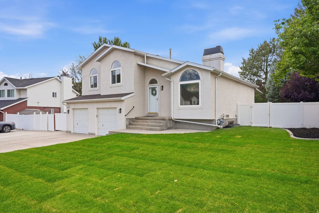Photo of 11724 S BRIAR GLEN DR E, Sandy, UT 84092 (MLS # 2159191)