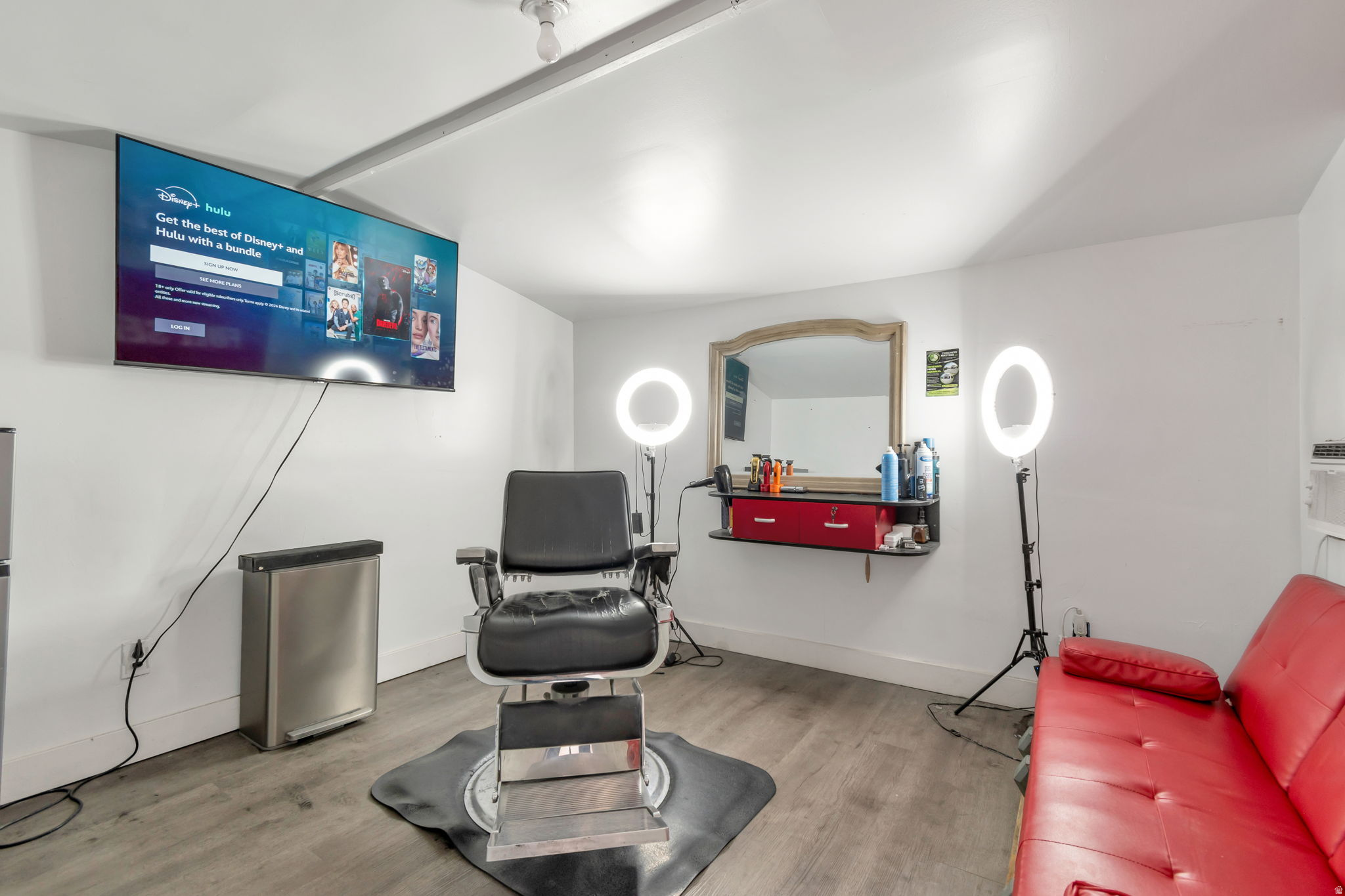 Main image without alt text