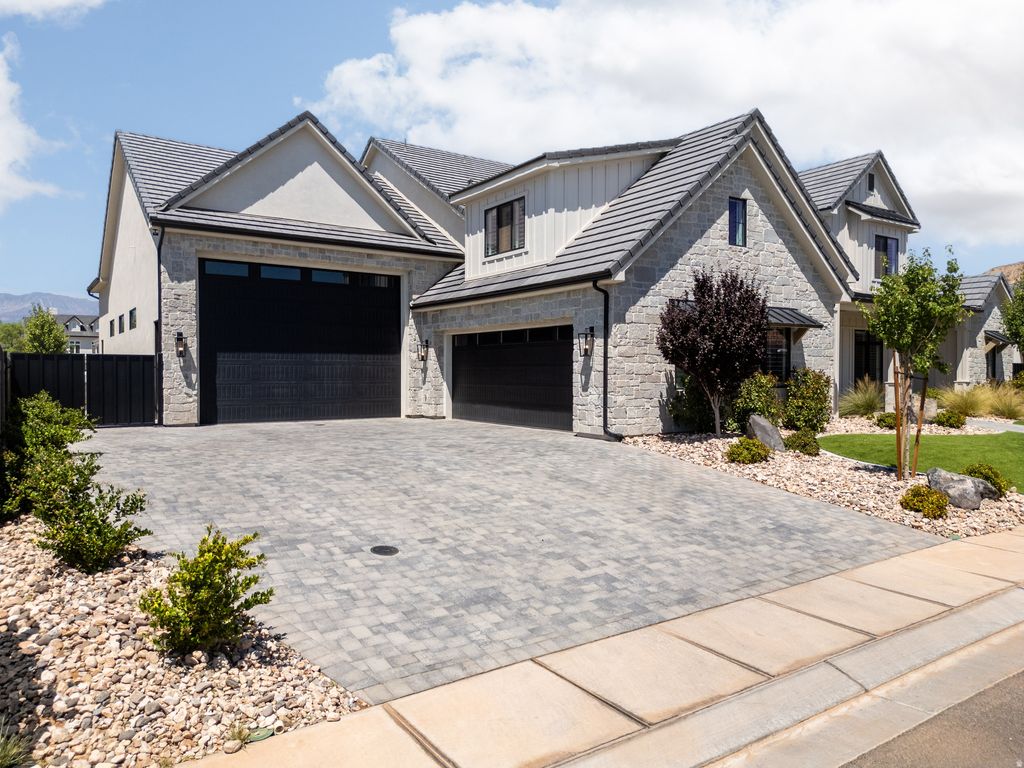 Photo of 831 E QUEENSRIDGE DR, Washington, UT 84780 (MLS # 2157104)