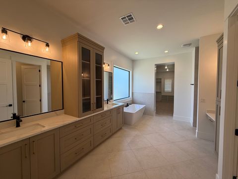Tiny photo for 831 E QUEENSRIDGE DR, Washington, UT 84780 (MLS # 2157104)