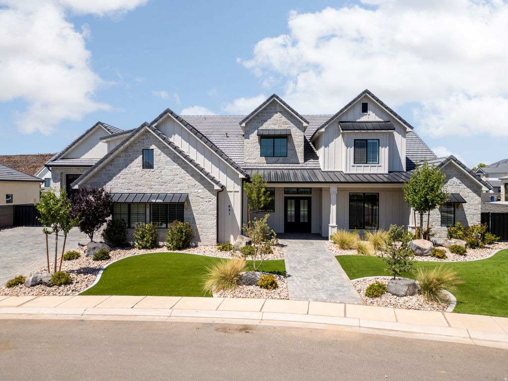 Photo of 831 E QUEENSRIDGE DR, Washington, UT 84780 (MLS # 2157104)