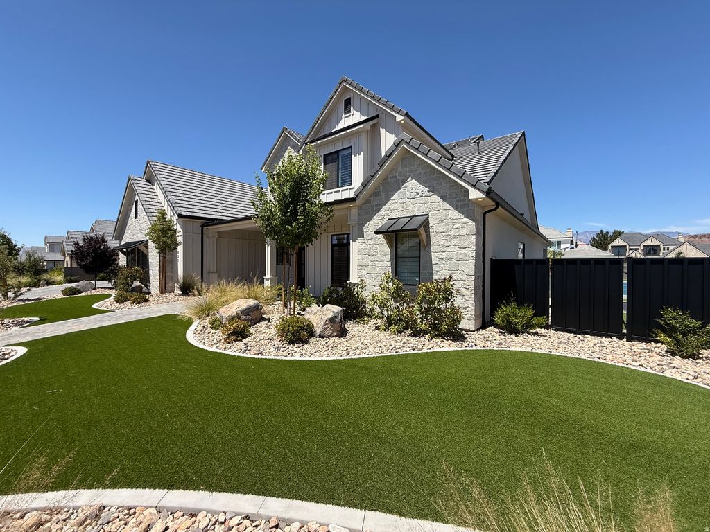 Photo of 831 E QUEENSRIDGE DR, Washington, UT 84780 (MLS # 2157104)