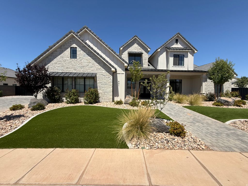 Photo of 831 E QUEENSRIDGE DR, Washington, UT 84780 (MLS # 2157104)