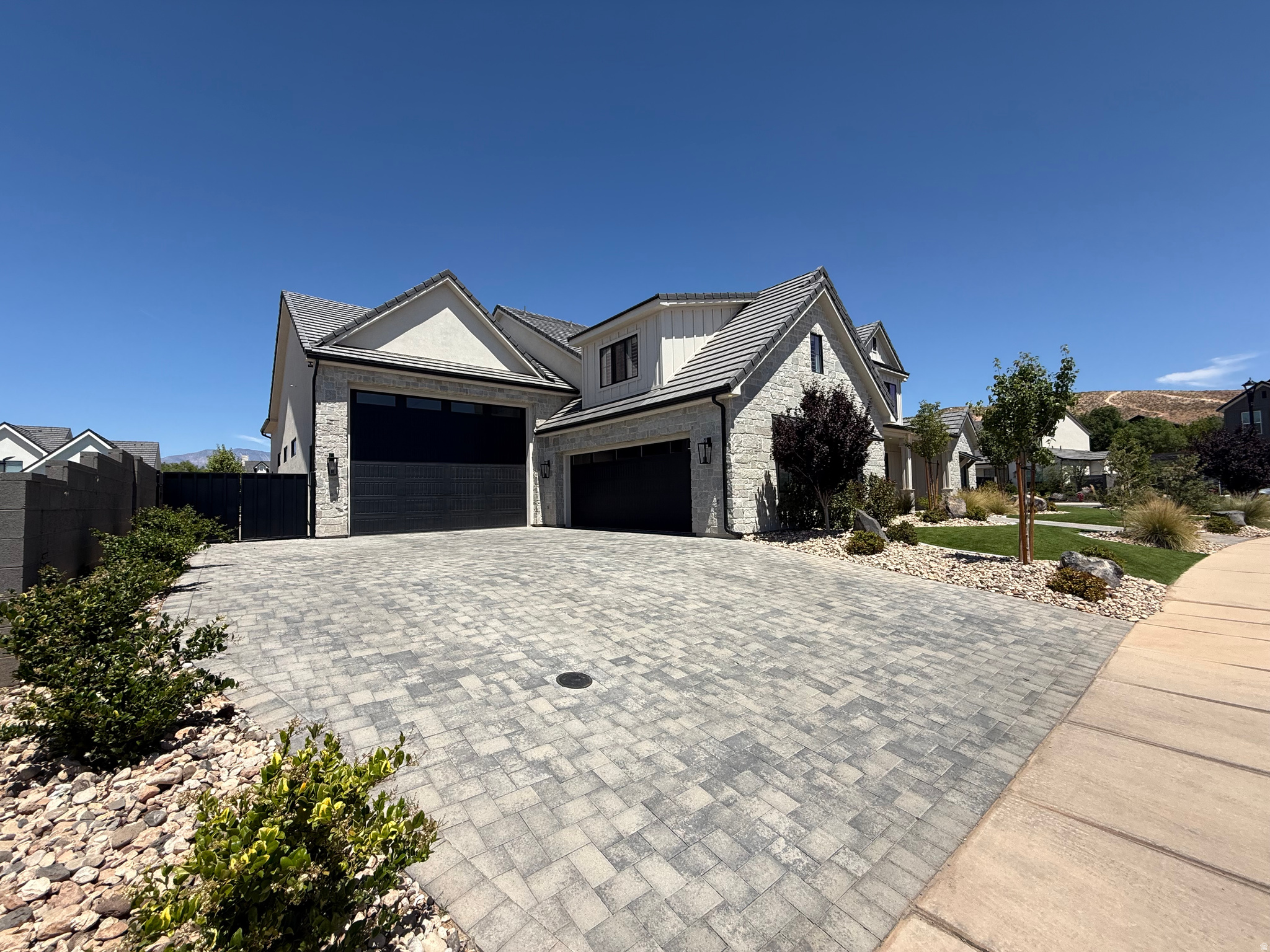 QUEENSRIDGE 3 - Residential