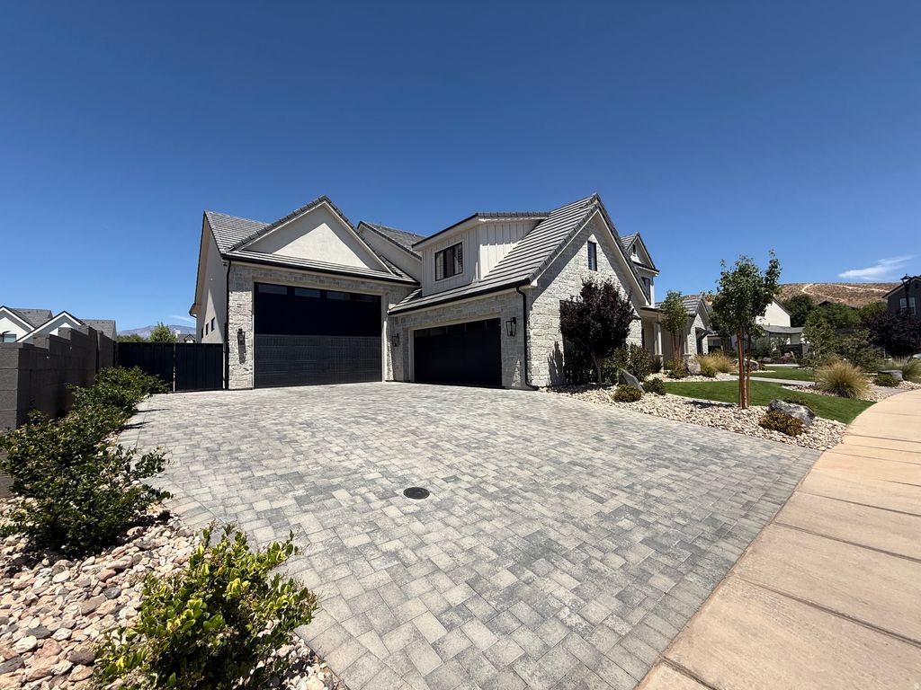 Photo of 831 E QUEENSRIDGE DR, Washington, UT 84780 (MLS # 2157104)