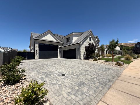 Photo of 831 E QUEENSRIDGE DR, Washington, UT 84780 (MLS # 2157104)