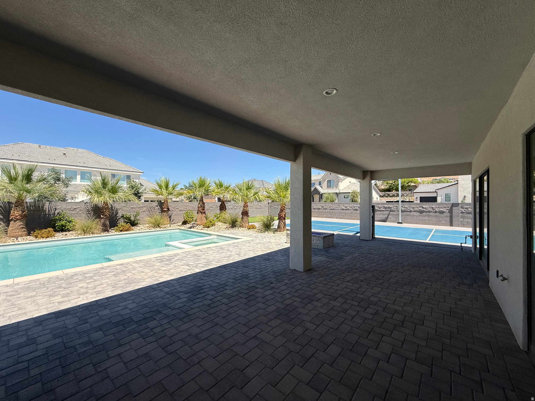 QUEENSRIDGE 3 - Residential