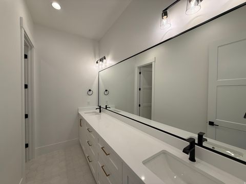 Tiny photo for 831 E QUEENSRIDGE DR, Washington, UT 84780 (MLS # 2157104)