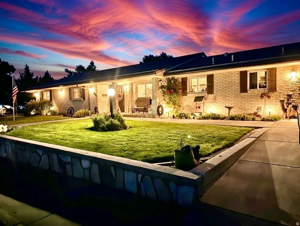 Photo of 252 E ALTAMIRA DR S, Cedar City, UT 84720 (MLS # 2140405)