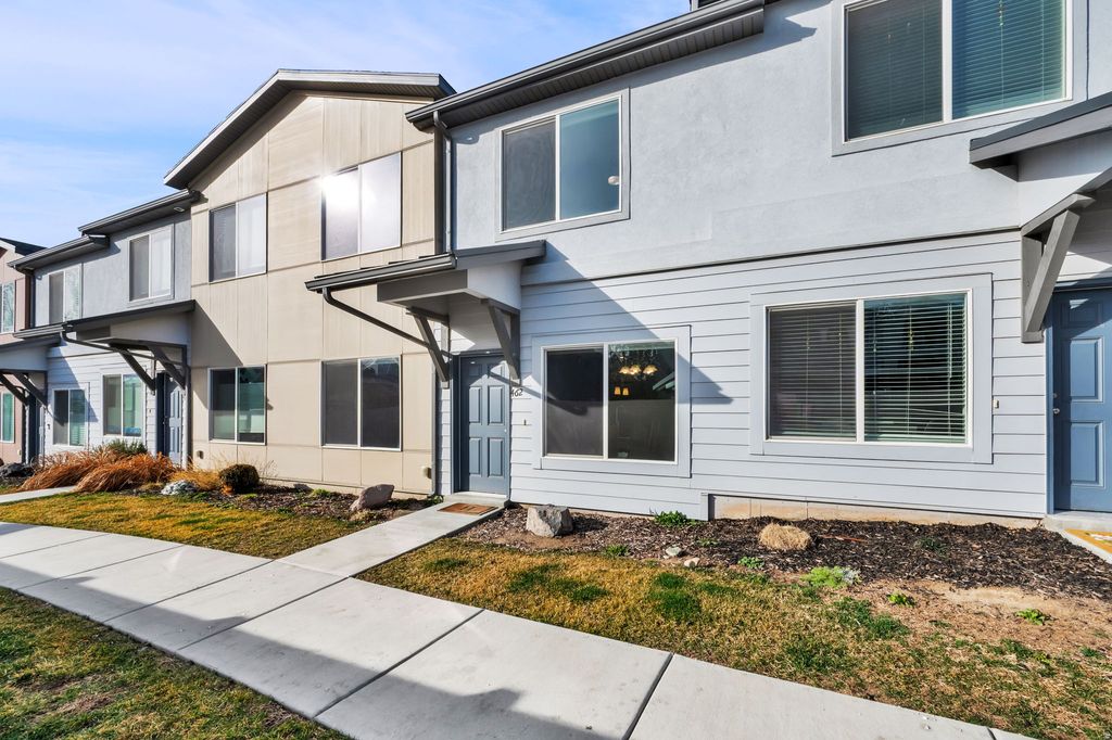 Photo of 462 E LONDON WAY #30, Clearfield, UT 84015 (MLS # 2139402)