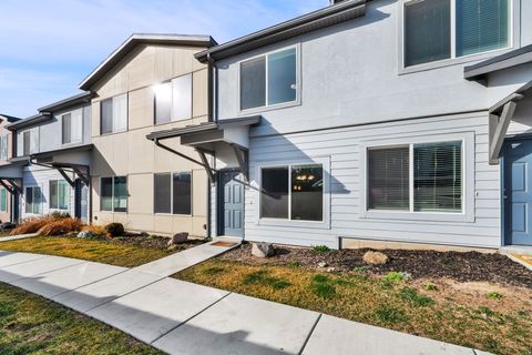 Photo of 462 E LONDON WAY #30, Clearfield, UT 84015 (MLS # 2139402)