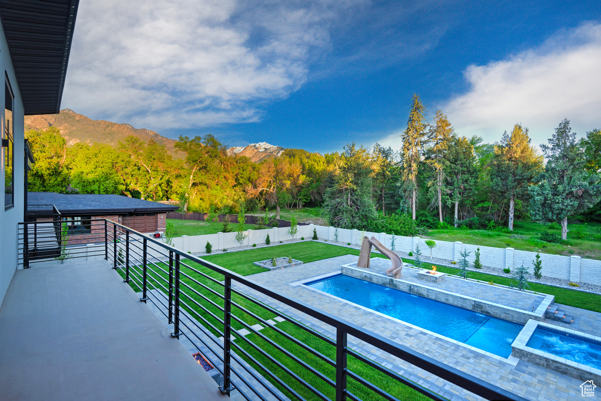 CREEKSIDE - Residential