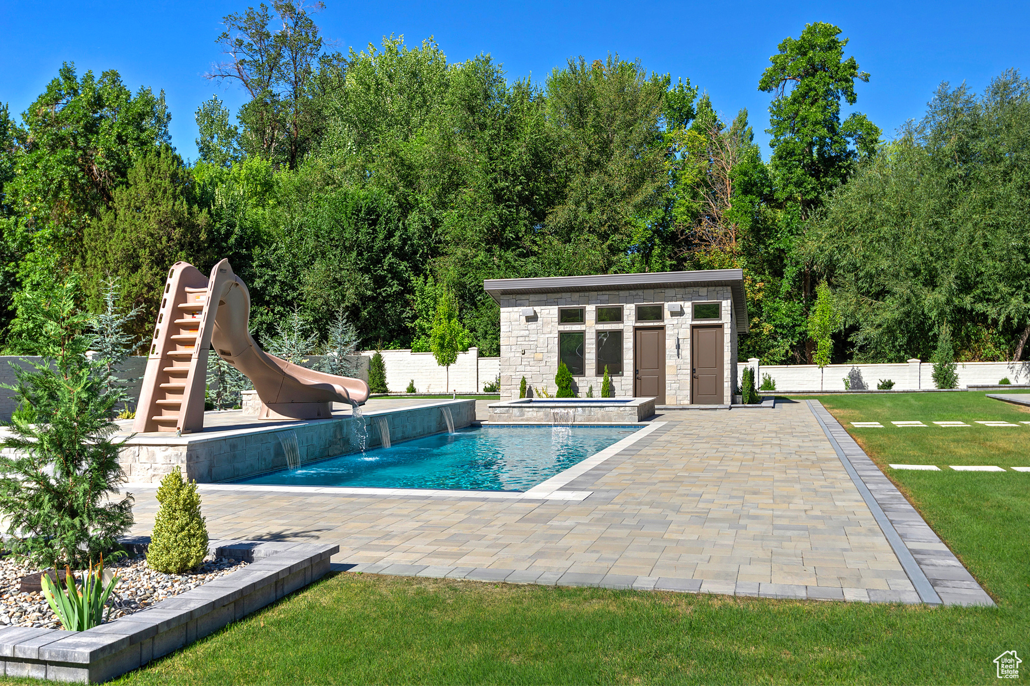 CREEKSIDE - Residential