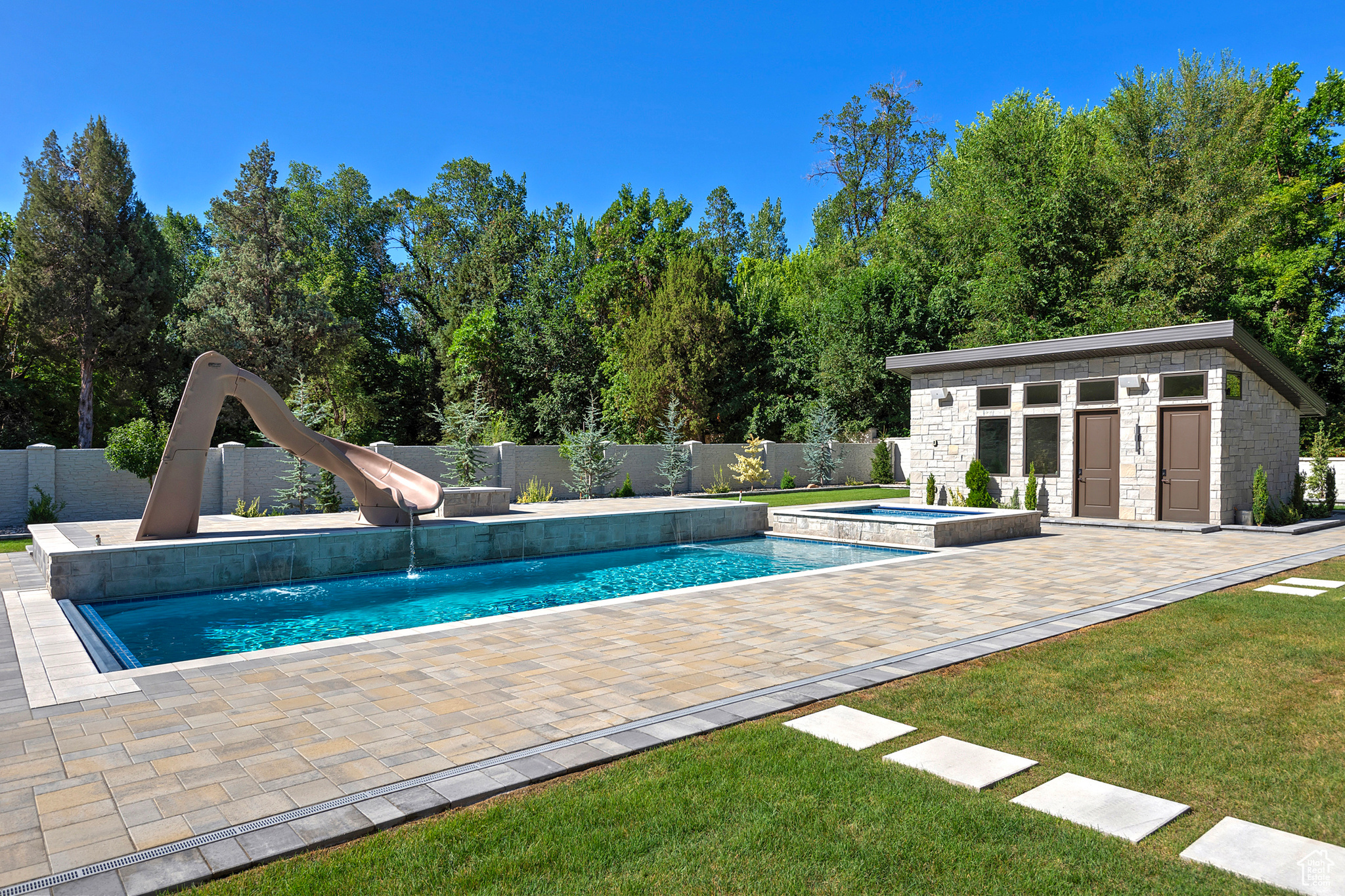 CREEKSIDE - Residential