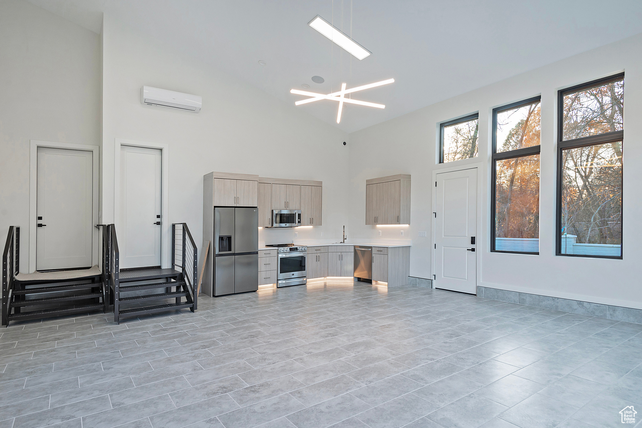 CREEKSIDE - Residential