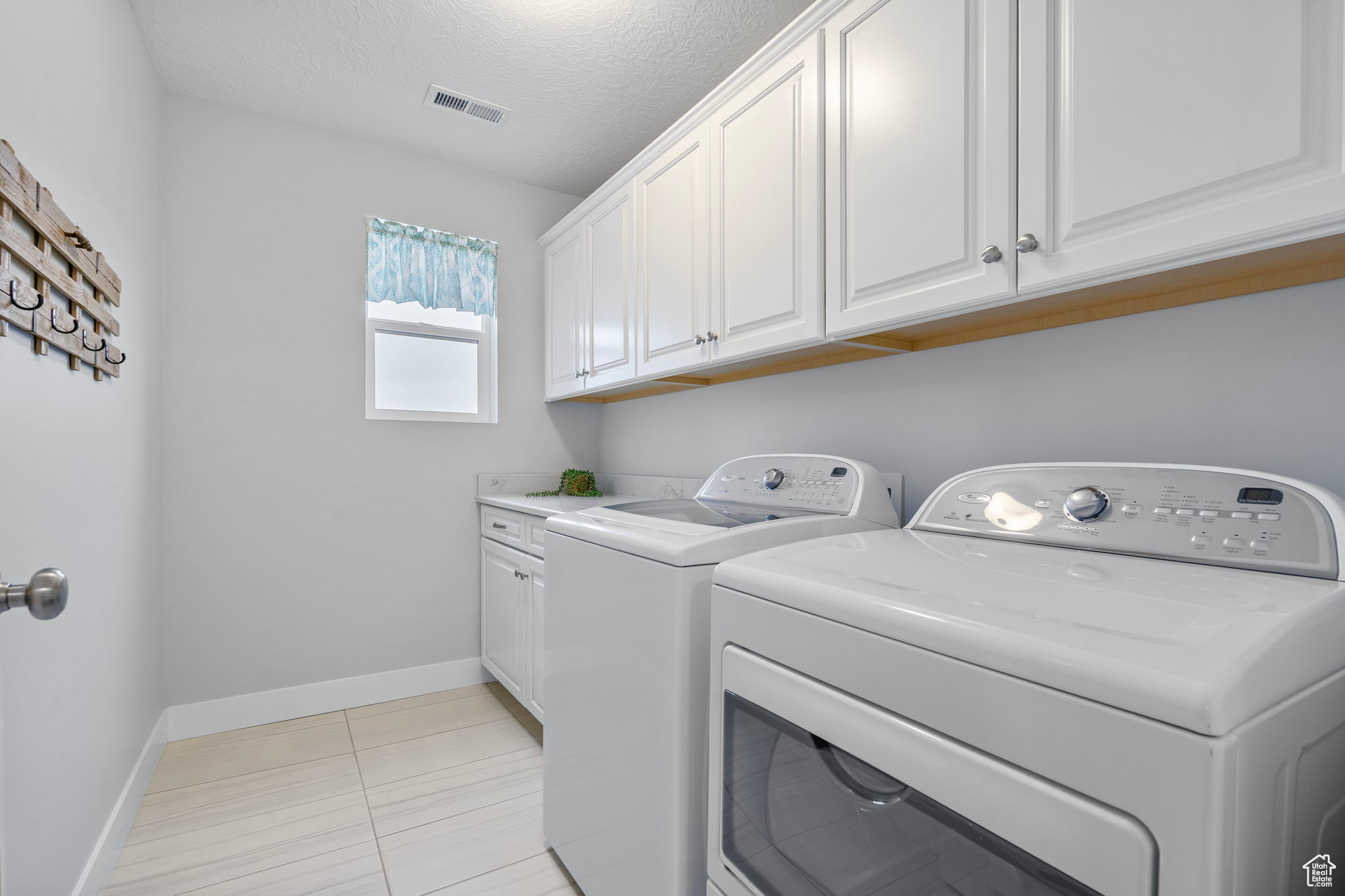 Bluffdale, Utah 84065, United States, 3 Bedrooms Bedrooms, ,3 BathroomsBathrooms,Residential,Active,99611