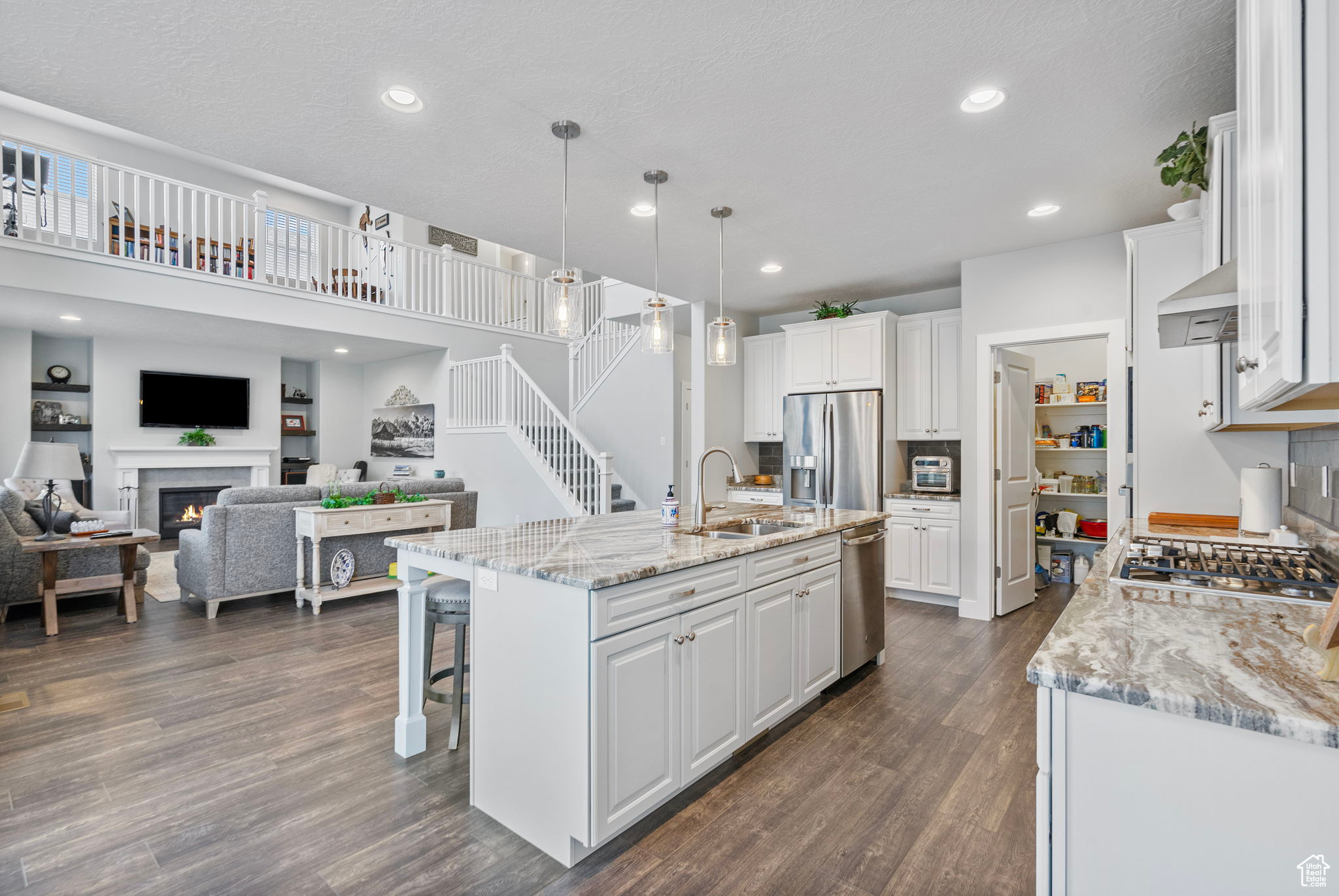 Bluffdale, Utah 84065, United States, 3 Bedrooms Bedrooms, ,3 BathroomsBathrooms,Residential,Active,99611