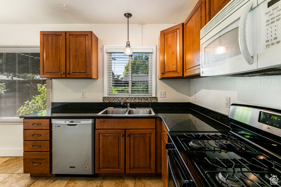 Salt Lake City, Utah 84106, United States, 4 Bedrooms Bedrooms, ,2 BathroomsBathrooms,Residential,Pending,55365